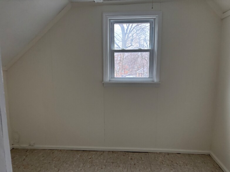 Building Photo - 337 Village St