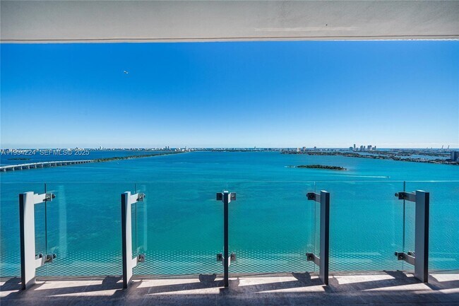 Building Photo - 700 NE 26th Terrace