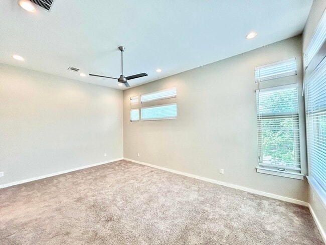 Building Photo - 2204 Lola Ct