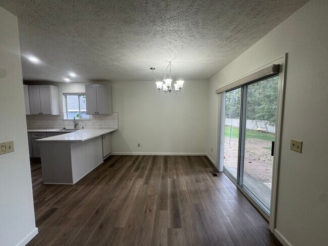 Building Photo - Charming 2 Bed, 2 Bath Duplex near Riverside State Park!