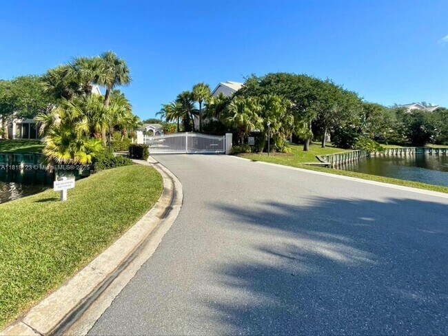 Building Photo - 3007 Fairway Dr N