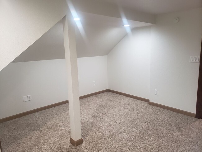 Building Photo - Large Unique House in Milwaukie with Big F...