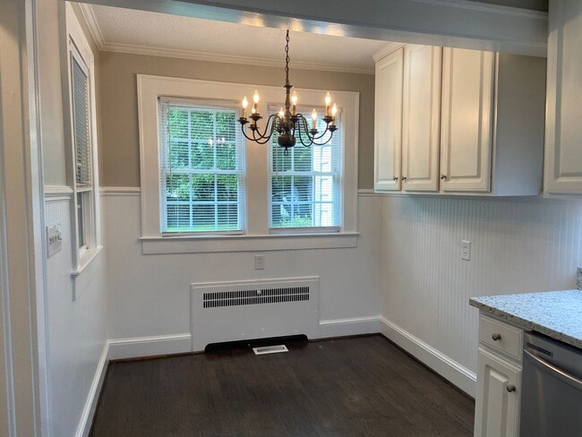 Building Photo - 2 Bedroom, 1 Bathroom House in Burlington!