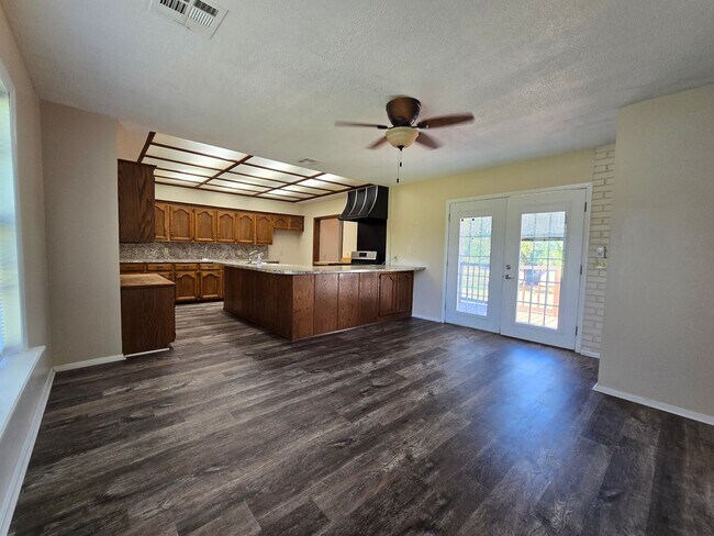 Building Photo - 3 Bedroom 2 Bath home in Asher!
