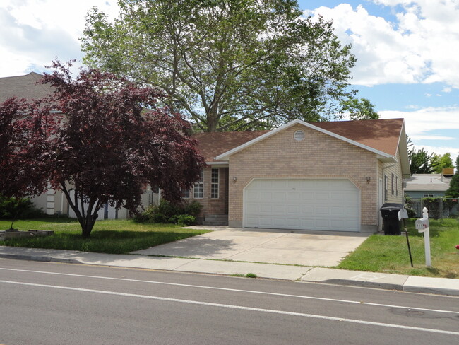 Primary Photo - Delightful Home in Desirable Orem Neighbor...