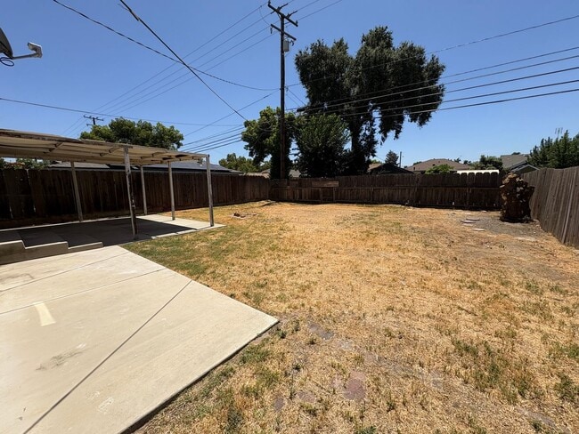 Building Photo - Spacious Tulare home Available Now!