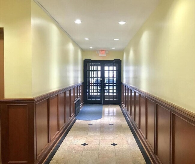 Building Photo - 305 E 95th St