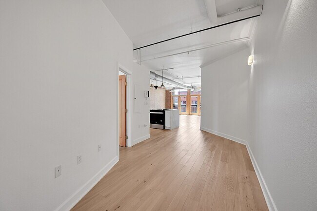 Building Photo - $2,500 - 1 Bed 1 Bath Condo with Central A...