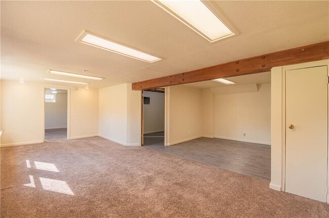 Building Photo - 40 Glenview Dr