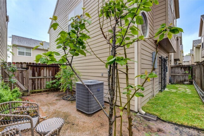 Building Photo - 2206 Naomi St