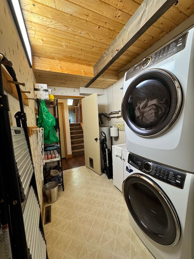 Building Photo - FOR RENT: FURNISHED LONG-TERM EXTREMELY CO...
