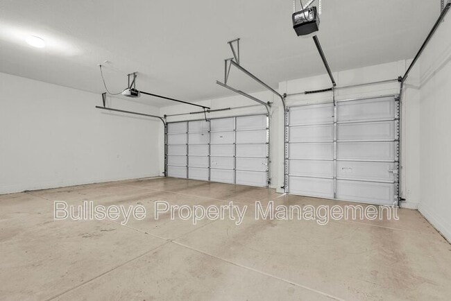 Building Photo - 1550 N Robin Ln