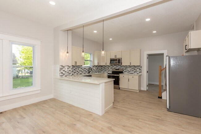 Building Photo - 207 N Leeds Ave