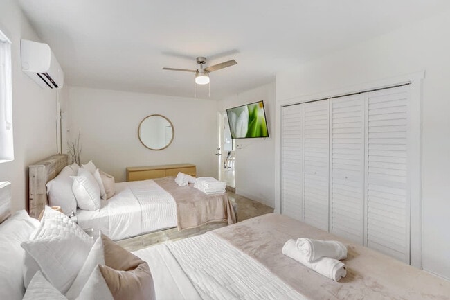 Building Photo - 2325 NE 195th St