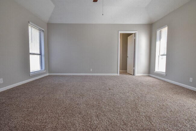 Building Photo - Available Now! Stunning 3 Bed 2 Bath in Fl...