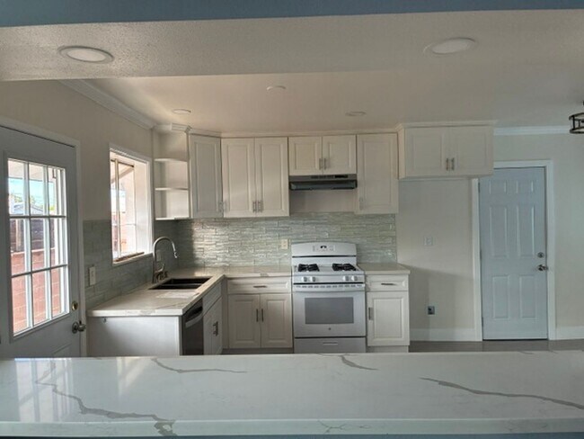Building Photo - 5 Bedroom 4 Bath House in Garden Grove