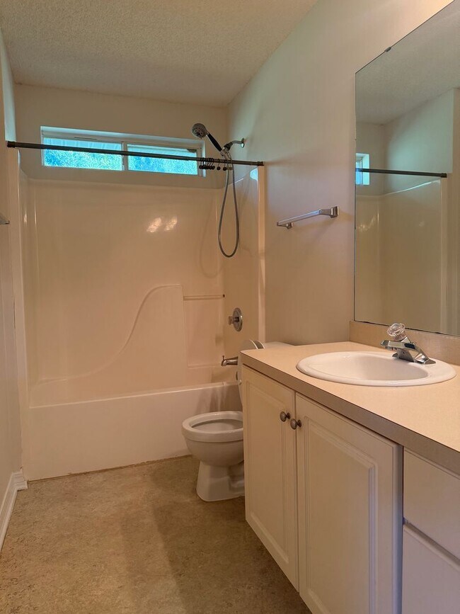 Building Photo - Beautiful 4 Bedroom In Niceville!