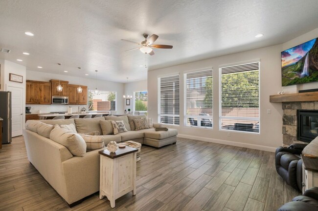 Building Photo - Luxurous 4 Bedroom Golf Course Home
