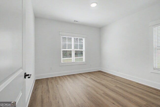 Building Photo - 347 E Crestwood Rd