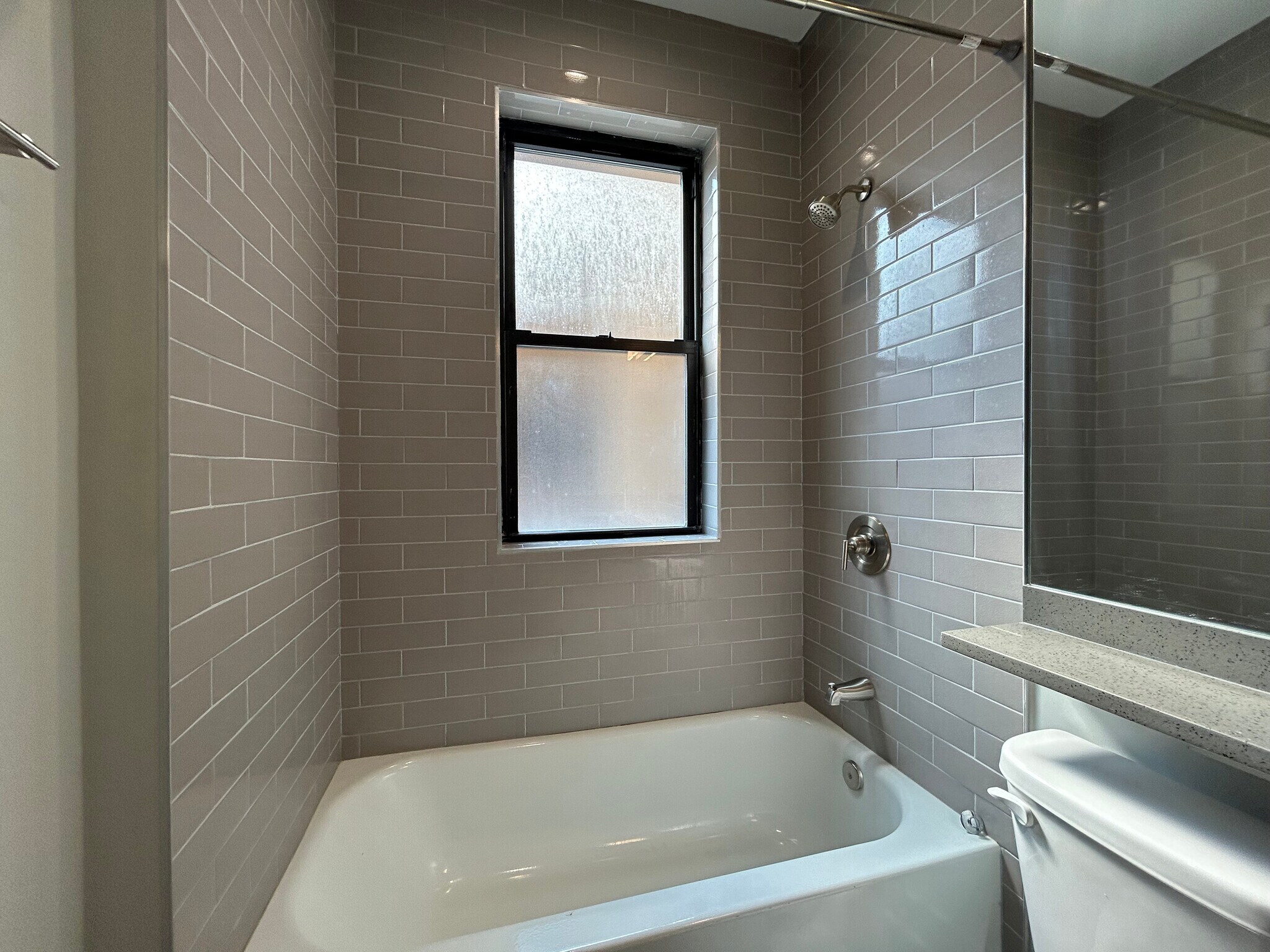 Building Photo - 1000 Crain St