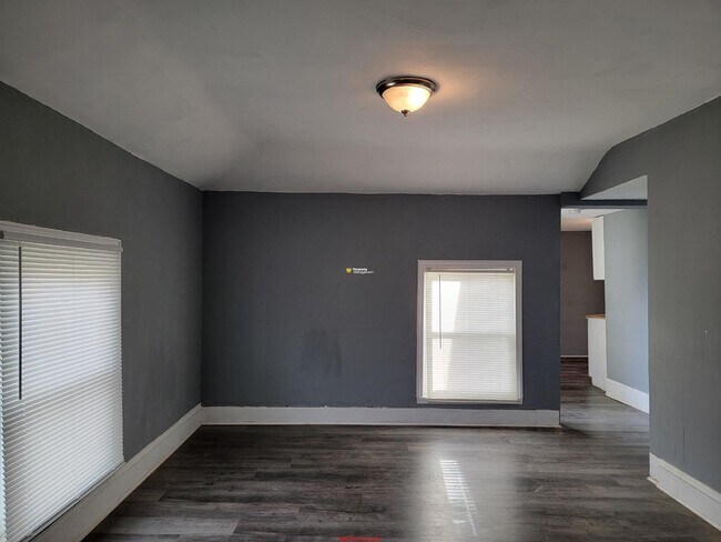 Building Photo - Large 1 bed upper Heat & Water included