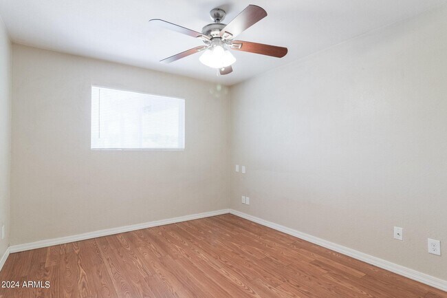 Building Photo - 40 E Balboa Dr