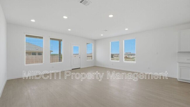 Building Photo - 1304 Apron Trl