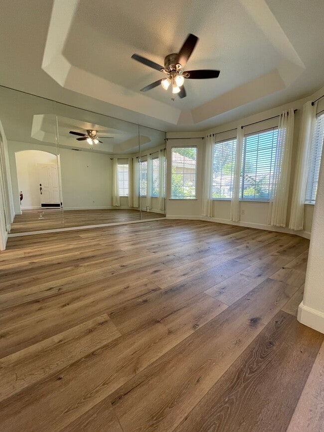 Building Photo - NEWLY LISTED & READY TO DAZZLE!
