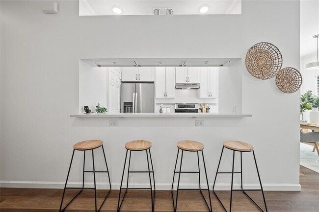 Building Photo - 6501 Columbia Oaks Ct