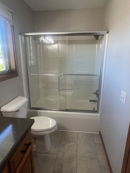 Main full bathroom - 2660 Sandra Rose Ln