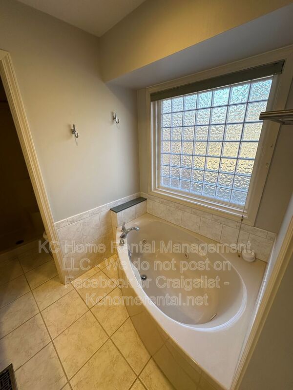 Building Photo - 9802 NW 72nd Terrace