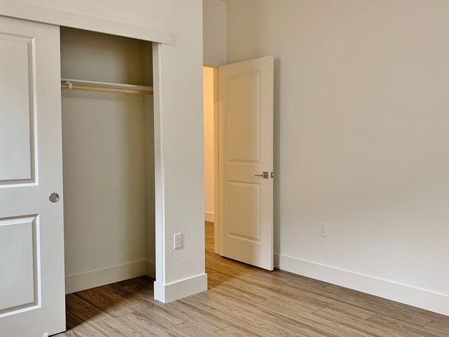 Building Photo - 4 Bedroom Home in Hollister