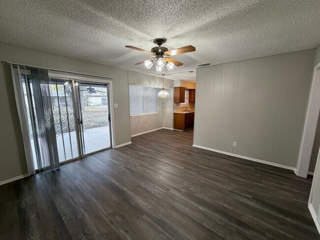 Building Photo - Lovely Single Story 3 Bedroom 2 Bath w/ easy access to Lackland AFB, Sea World, & Shopping