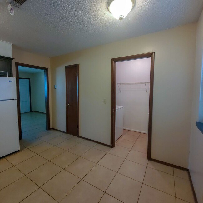 Building Photo - 2429 N Market Ave