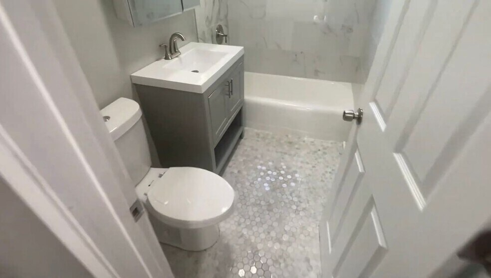 Building Photo - 1321 W Sherwin Ave