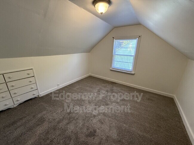 Building Photo - 359 Majestic St SE