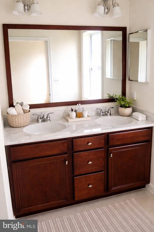 Building Photo - 23109 Dunlop Heights Terrace