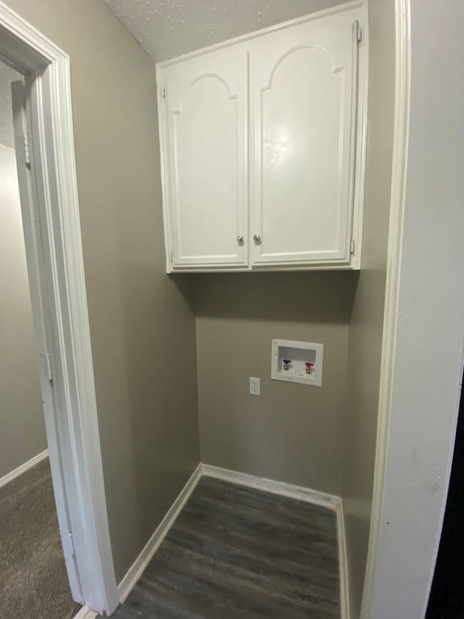 Building Photo - Cute 4 Bedroom Home