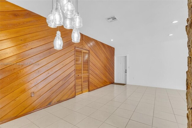 Building Photo - 9131 Fontainebleau Blvd