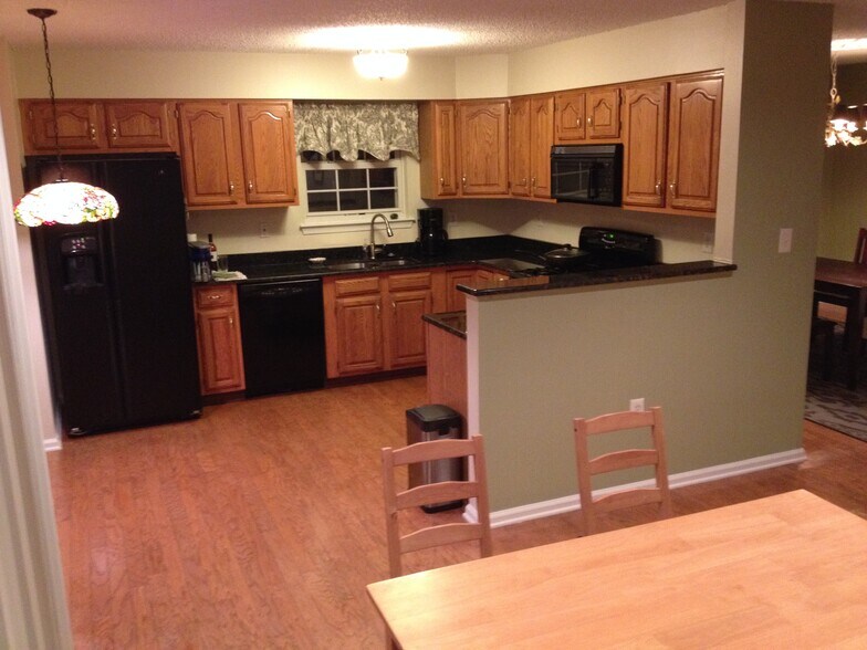 Building Photo - 102 Shrewsbury Ct