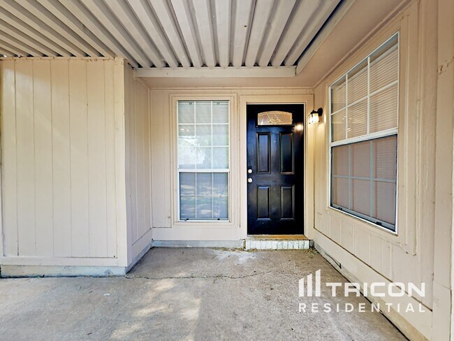 Building Photo - 2545 Clovermeadow Dr