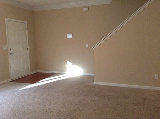 Building Photo - Available Now! 3 bed, 3 bath!