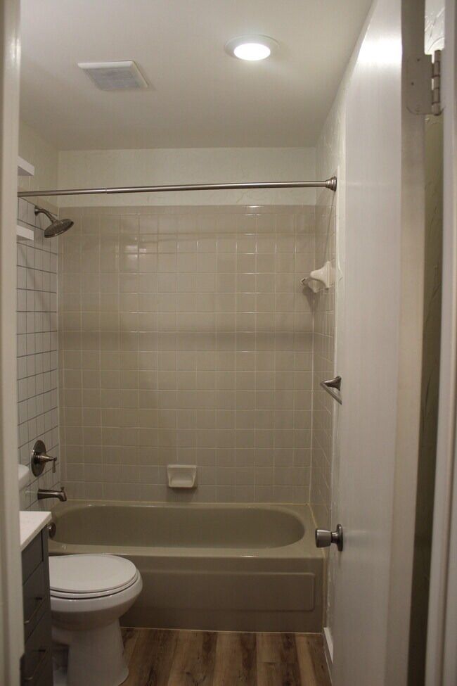 Building Photo - 2106 Rainbow Dr