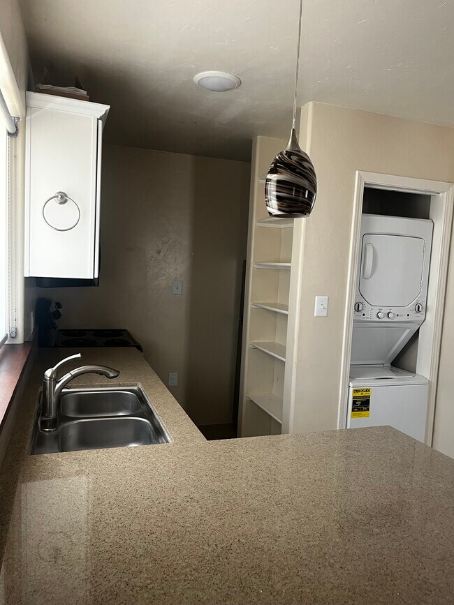 Building Photo - 40642 Sierra Dr