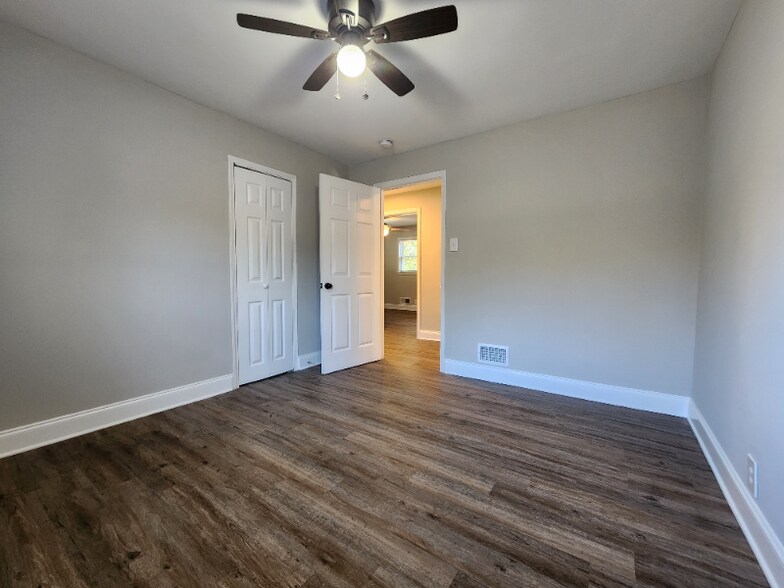 Building Photo - 1020 Woodvale Dr