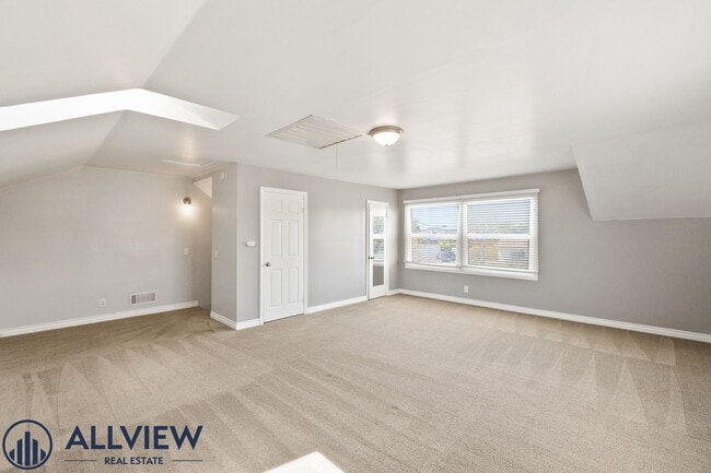 Building Photo - Upgraded 4 Bedroom, 3 Bathroom Home Available