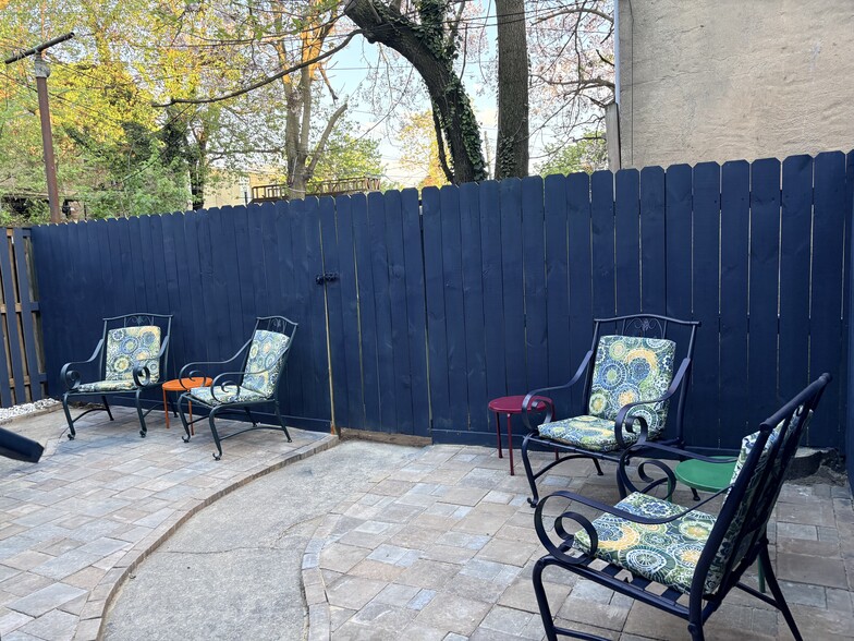 Shared courtyard 3 - 1239 W Lombard St