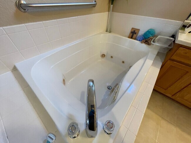 Building Photo - Beautiful two-story home located in Erie!