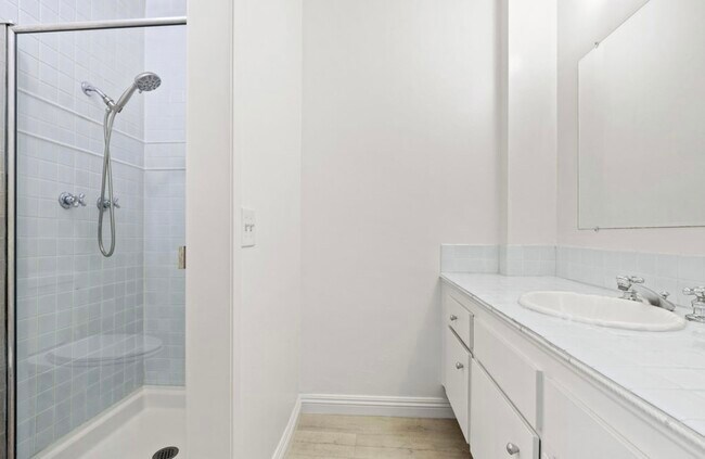 Building Photo - 10747 Wilshire Blvd