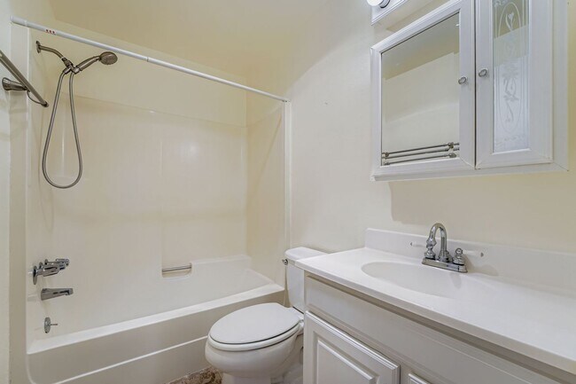 Building Photo - Top-Floor 1Bed/1Bath Apartment in Federal ...